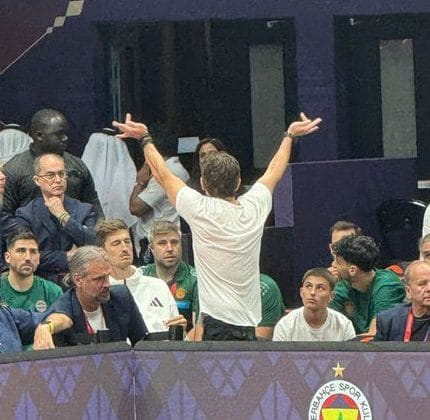 Panathinaikos Başkanı Hakemlerin Üzerine Yürüdü Panathinaikos Başkanı Hakemlerin Üzerine Yürüdü