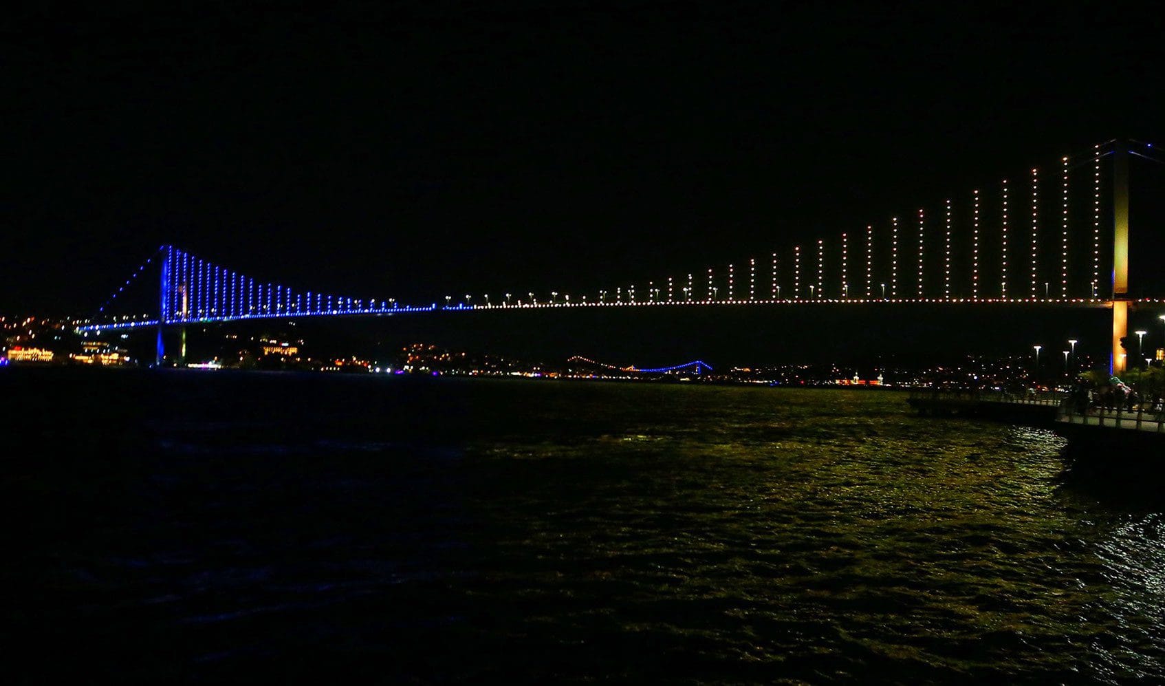 İstanbul'da Köprüler Sarı-Lacivert