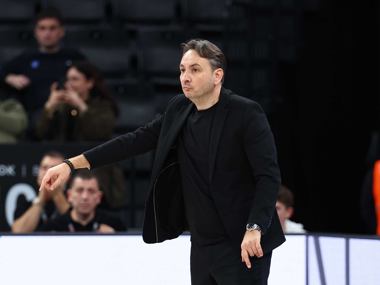 Anadolu Efes and Aliaga Petkim Spor meet in Turkish Basketball Super League Week 10 matchup